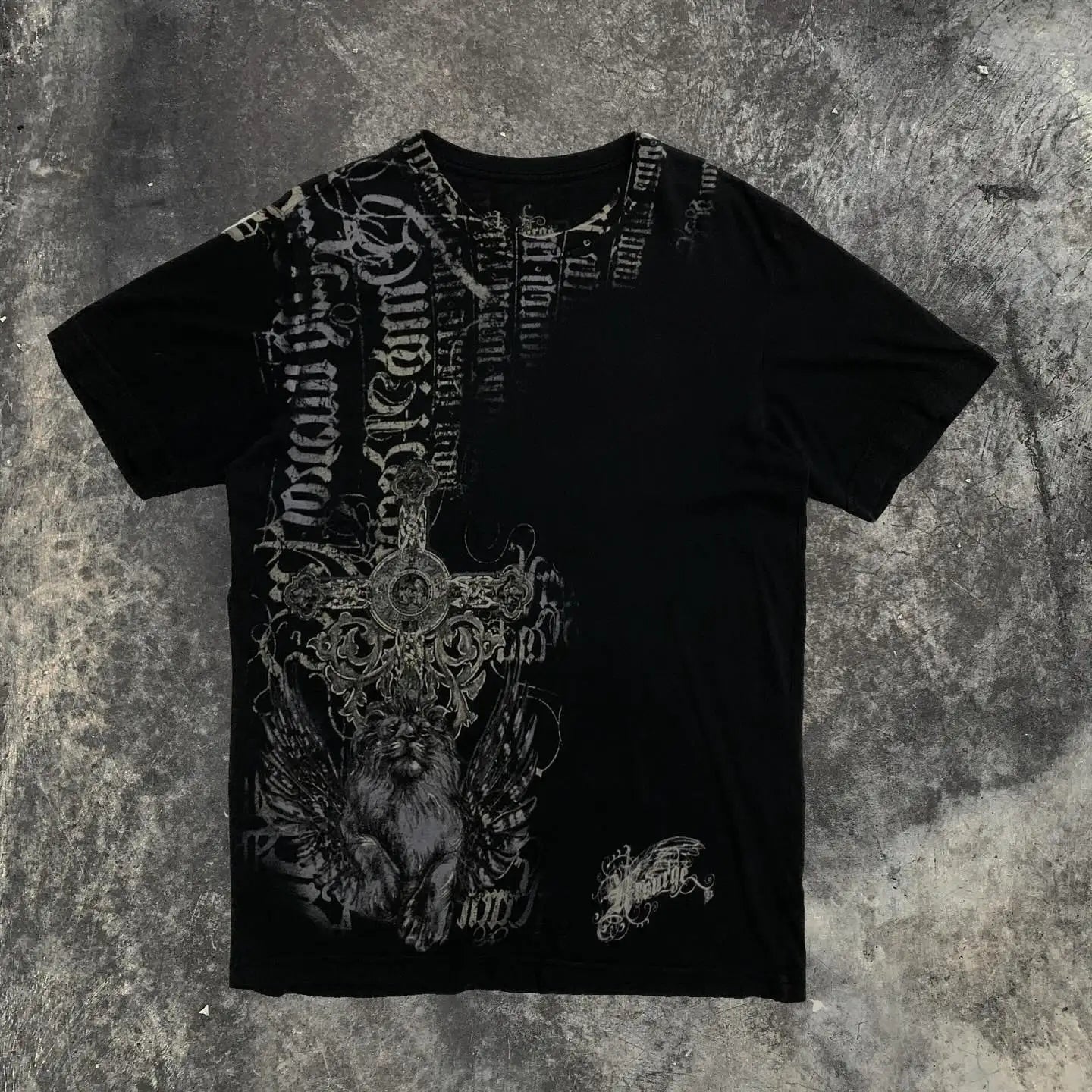 DISTRESSED TEE